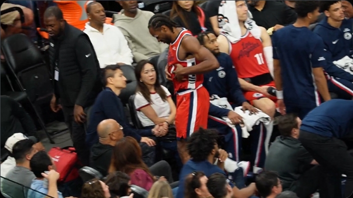 不像脚踝！小卡表情痛苦捂着自己的腰腹部离场并高举双手进行伸展