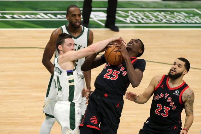 世界杯抽签仪式-4连败！霍勒迪缺席雄鹿哑火 字母哥变身空砍群群主