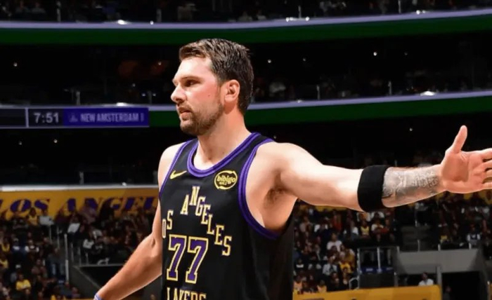 世界杯分组抽签-胜骑士发布会！雷迪克爆赞东詹，解析三月15胜2负，展望下场雷霆|詹姆斯|俄克拉荷马雷霆队|克利夫兰骑士队|JJ-雷迪克|卢卡-东契奇_新浪体育_新浪新闻