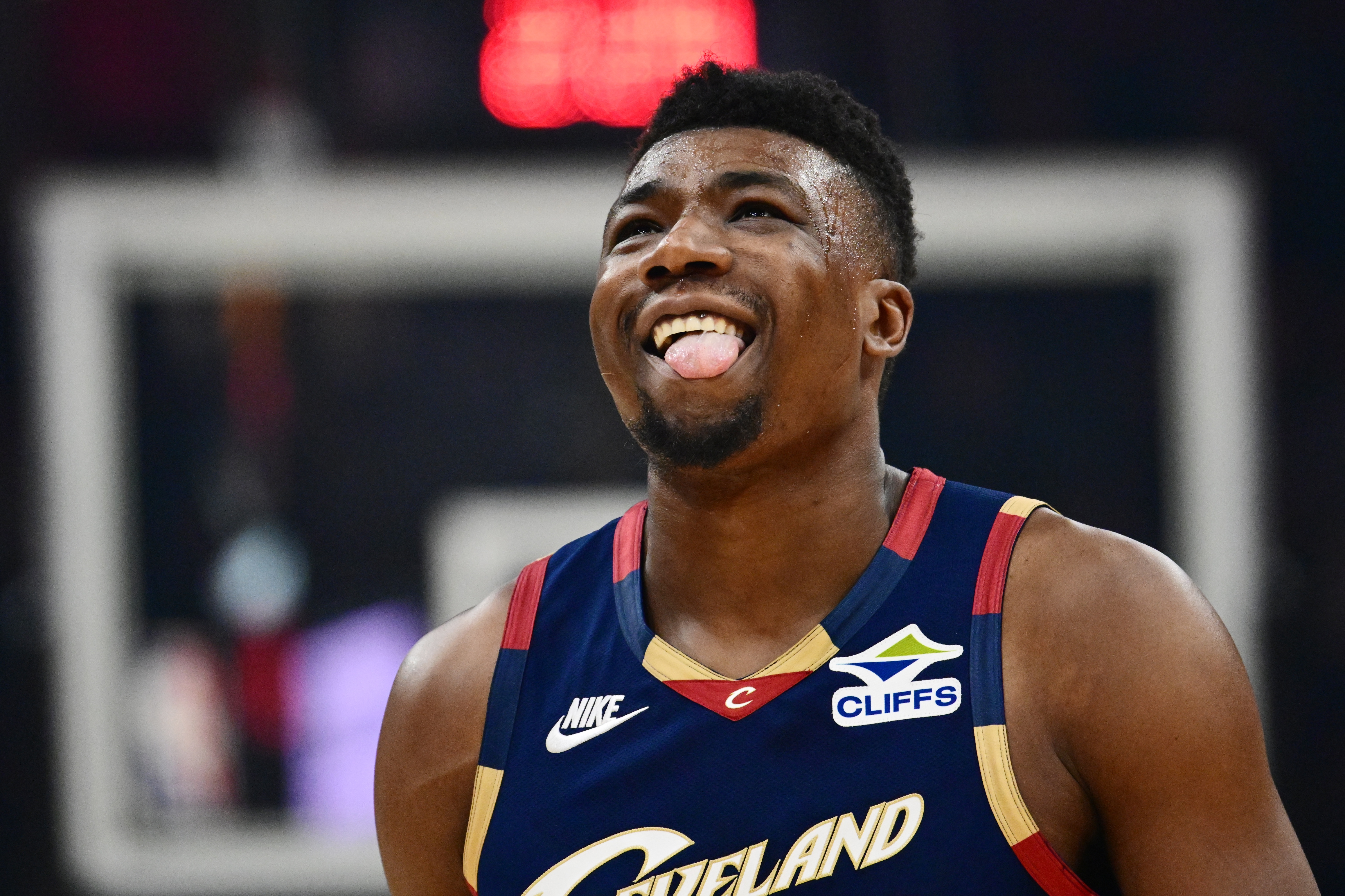 世界杯分组抽签-哈登：拖布总是准备充分 他不上场的时候还会做额外的体能训练