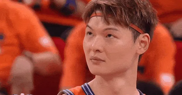 众生相！上海球员夺冠疯狂庆祝，孙铭徽场下表情落寞